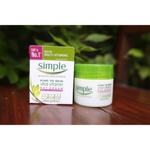 Kem dưỡng Simple Kind to Skin Vital Vitamin Day Cream 50ml