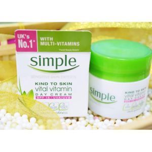 Kem dưỡng Simple Kind to Skin Vital Vitamin Day Cream 50ml