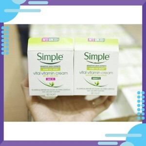 Kem dưỡng Simple Kind to Skin Vital Vitamin Day Cream 50ml