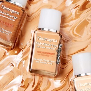 Kem nền Skin Clearing Oil Free Makeup Neutrogena