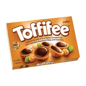 Kẹo mềm phủ socola nhân hạt dẻ Toffifee 125g