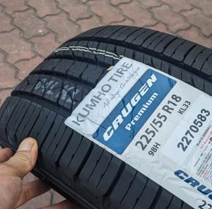 Lốp ô tô Kumho 225/55R18 KL33