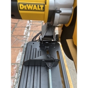 Máy cắt sắt Dewalt D28730