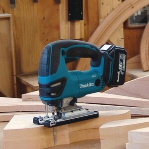 Máy cưa lọng dùng pin 10mm Makita DJV180Z, 18V