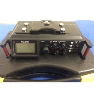 Máy ghi âm Tascam DR-70D