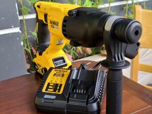 Máy khoan bê tông Pin 18V DeWalt DCH133P1