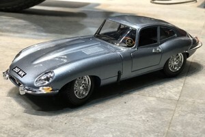 Mô hình xe Jaguar E-Type Coupe 1:18 Bburago Silver/Blue - MH-18-12044