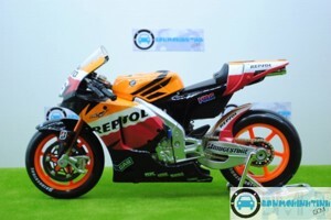 Mô hình xe mô tô Maisto Ducati GP 2011 - 1:10