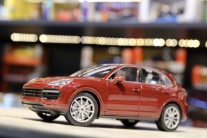 Mô hình xe Porsche Cayenne Turbo 1:24 Welly