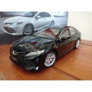 Mô hình xe Toyota Camry Trắng 1:18