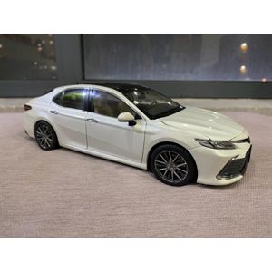 Mô hình xe Toyota Camry Trắng 1:18