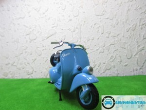 Mô hình xe Vespa 125 1953 1:18 Maisto