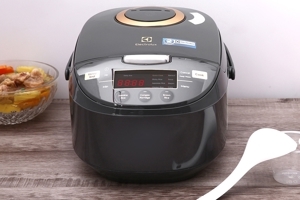 Nồi cơm điện tử Electrolux E7RC1-550K - 1 lít
