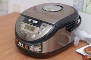 Nồi cơm điện tử Hitachi RZ-JHE18 - 1.8 lít, 1300W