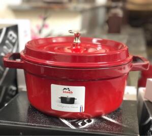 Nồi Oval Staub màu đỏ Cherry - 22cm
