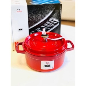 Nồi Oval Staub màu đỏ Cherry - 22cm