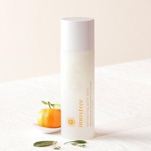 Nước hoa hồng Innisfree Whitening Pore Skin