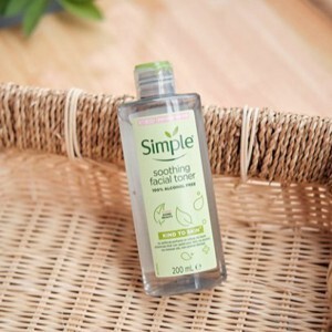 Nước hoa hồng Simple Kind To Skin Smoothing Facial Toner