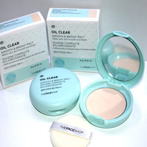 Phấn phủ mịn kiềm dầu Oil Clear Smooth & Bright Pact