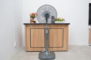 Quạt cây - đứng Mitsubishi LV16RT (LV-16RT) - màu: CYBL/ CYGY/ SFGR/ SFGY/ CYRD/ CYGR