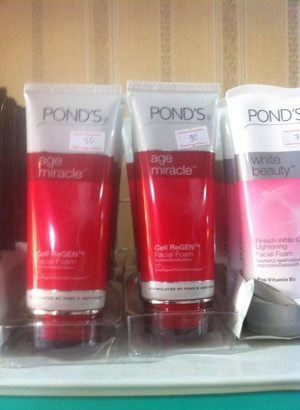 Sữa rửa mặt Pond's chống lão hóa Age Miracle 100g