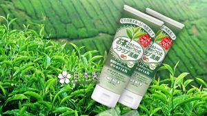 Sữa rửa mặt tẩy da chết trà xanh Everish Utena 135g