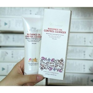 Sữa rửa mặt trắng da và chống lão hóa Rosanna Radiance Oil Control Cleanser 100g