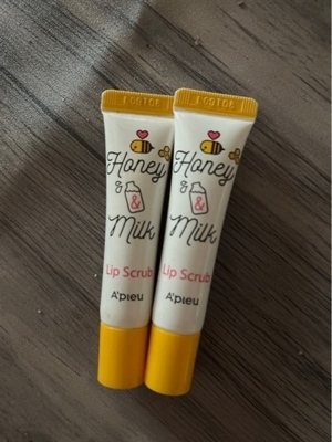 Tẩy da chết môi A’Pieu Honey Milk Lip Scrub