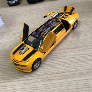 Xe mô hình Chevrolet Camaro Limousine tỷ lệ 1:32