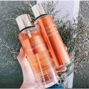 Nước thơm xịt toàn thân Victoria’s Secret Amber Romance - 250 ml